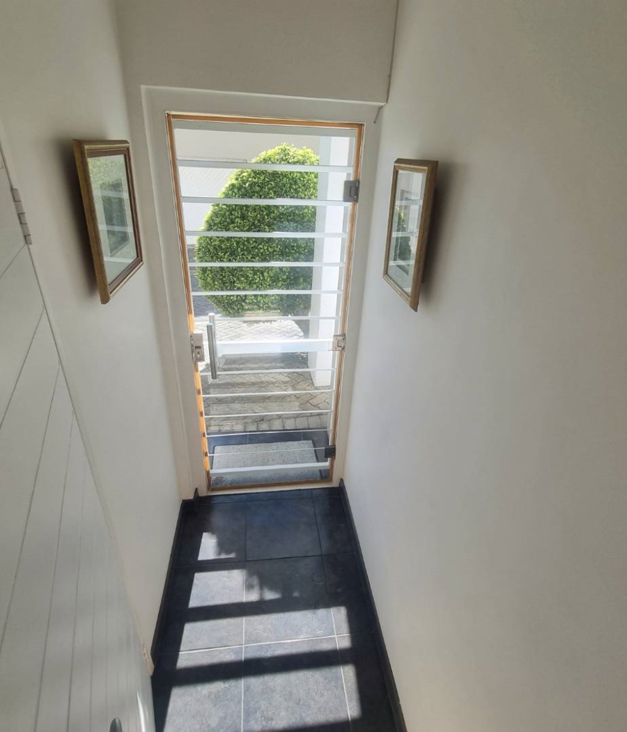 To Let 2 Bedroom Property for Rent in Green Point Western Cape